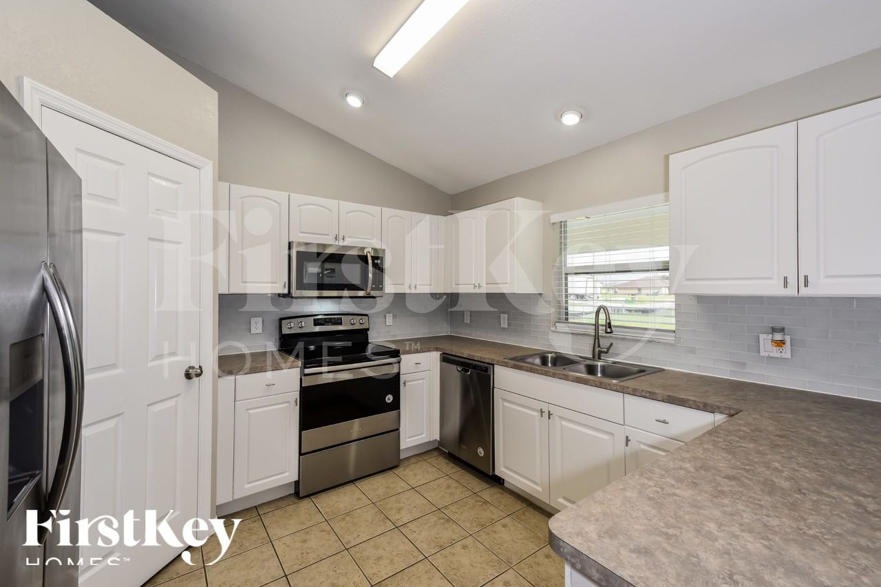 817 Ne 9th St - Photo 7 of 18