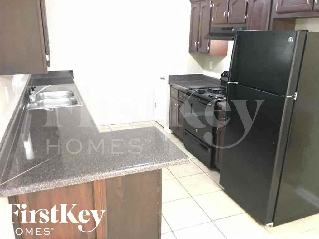 7090 Maryland Ct - Photo 3 of 17