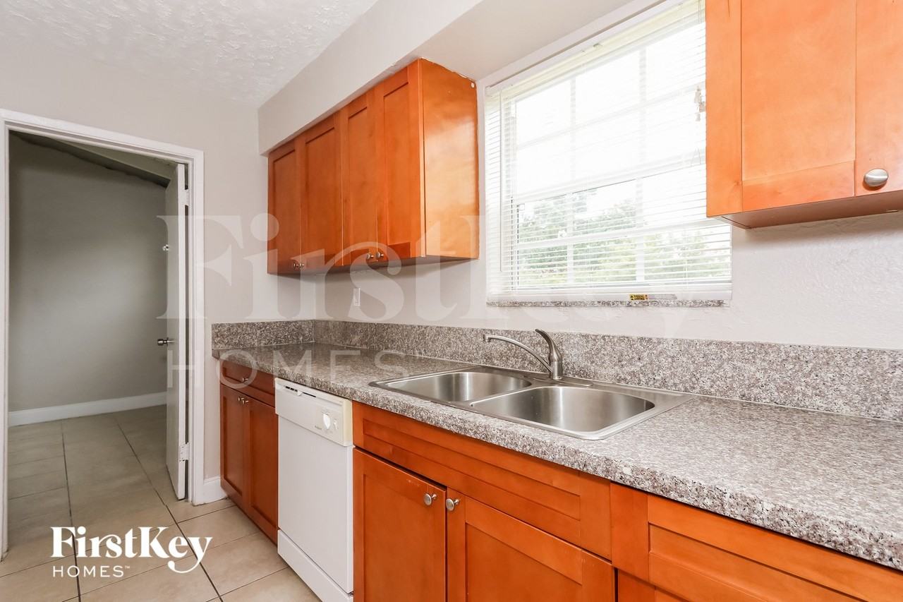 6331 Southgate Blvd - Photo 5 of 15