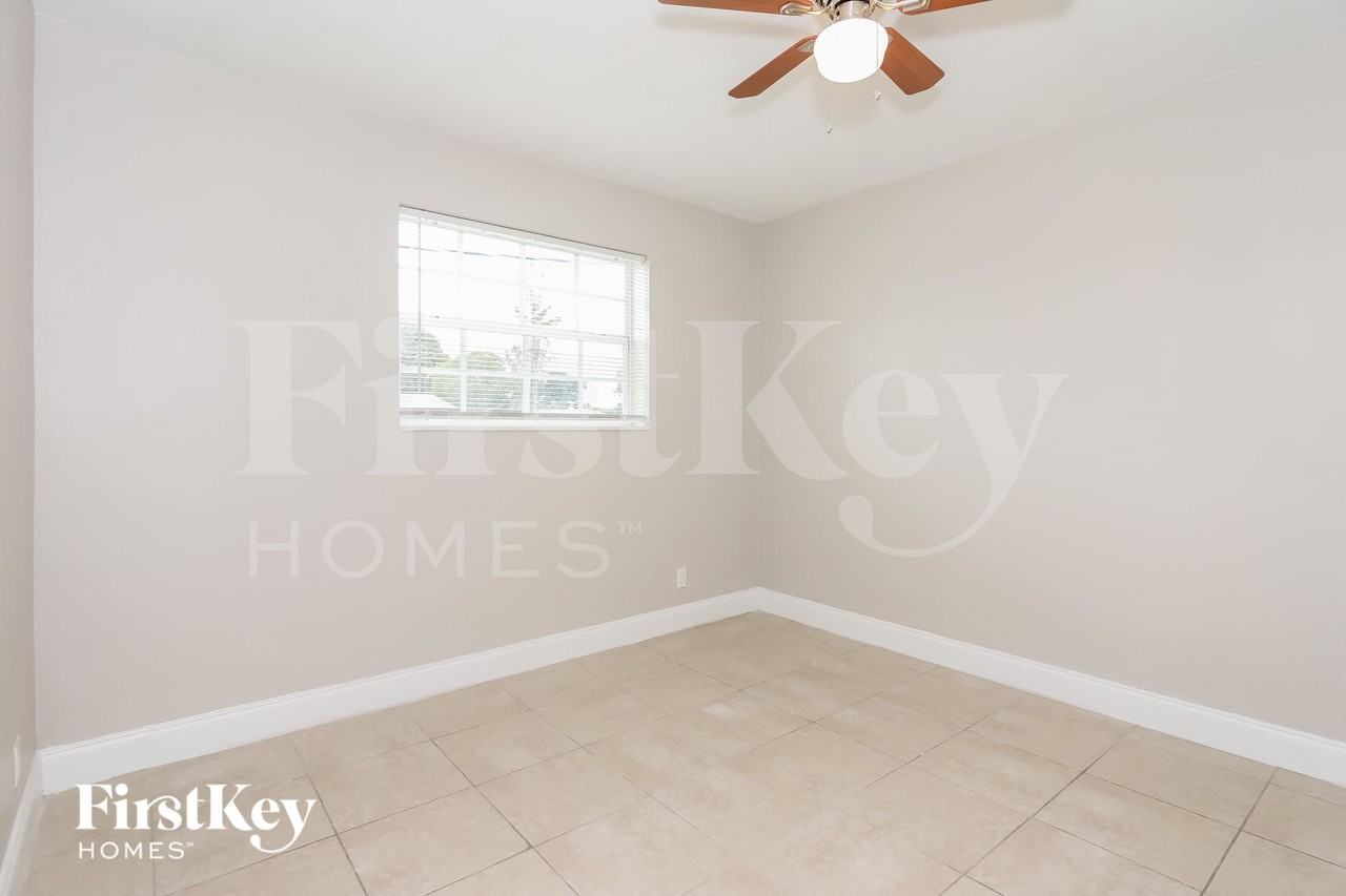 6331 Southgate Blvd - Photo 6 of 15