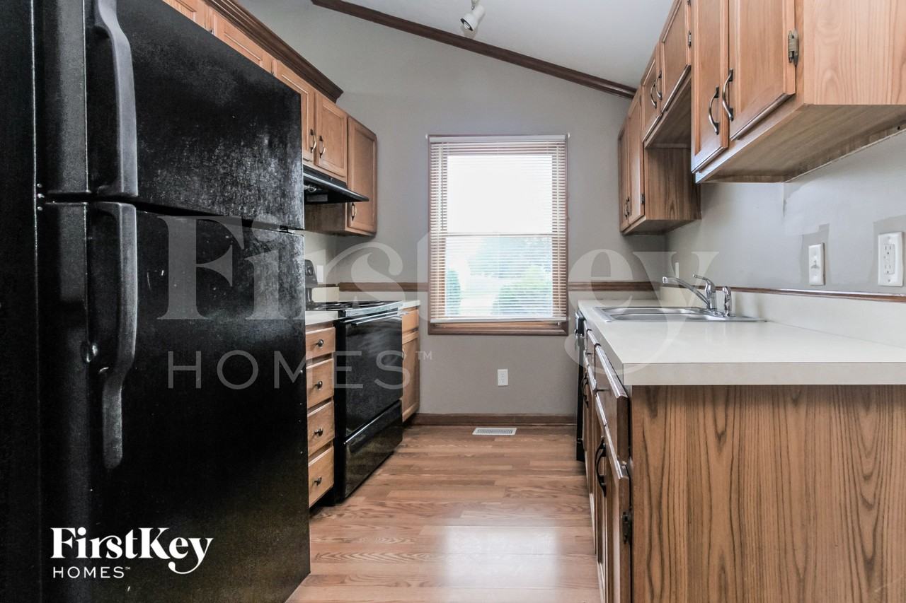 2102 E Edgewood Ave - Photo 6 of 15