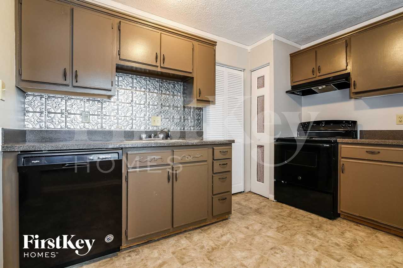 1859 Keystone Lakes Dr - Photo 4 of 15