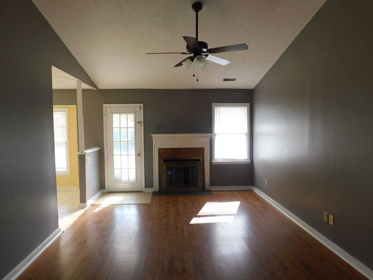 372 Lee Dr - Photo 2 of 14