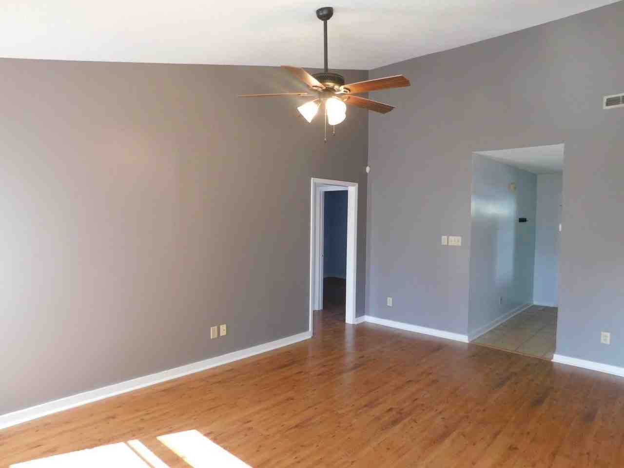 372 Lee Dr - Photo 3 of 14