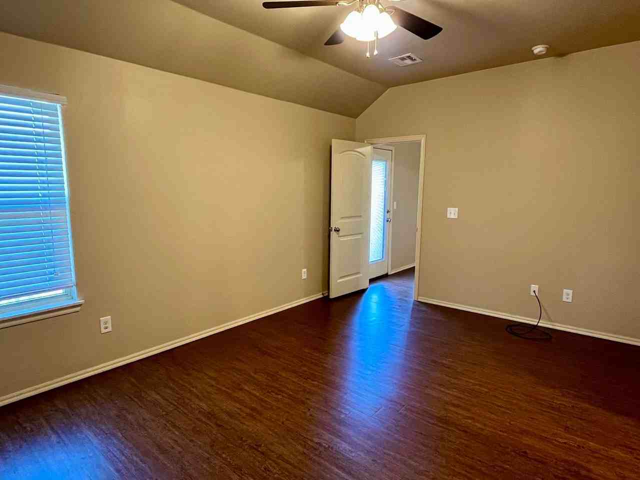 11215 Nw 114th St - Photo 3 of 15