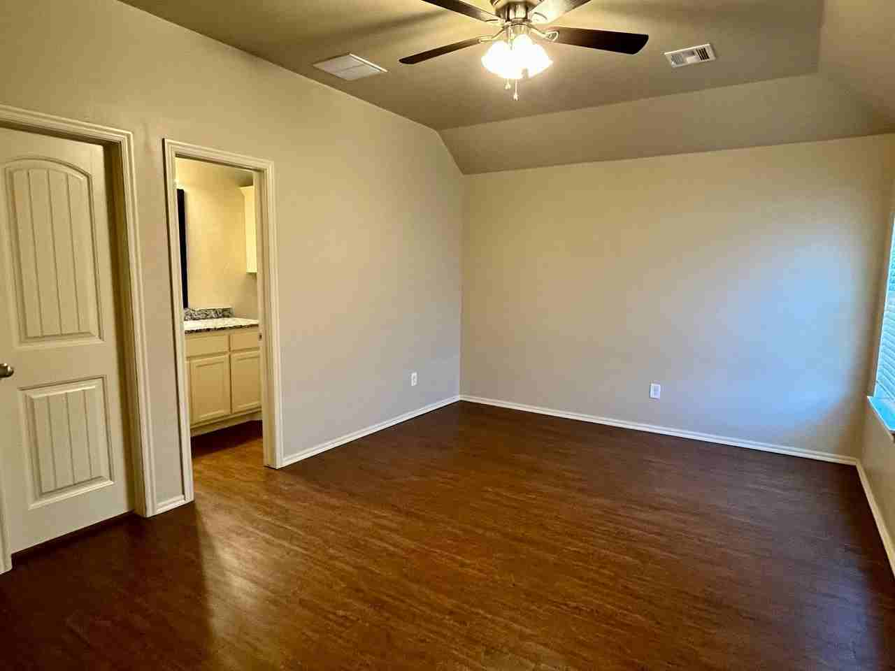 11215 Nw 114th St - Photo 4 of 15