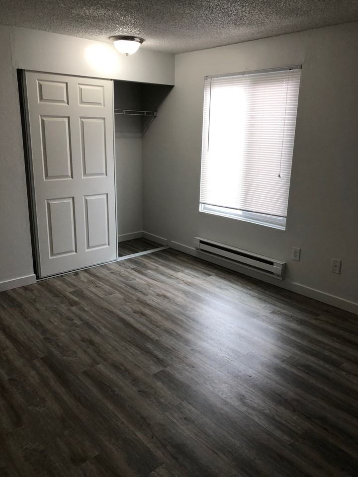 2839 Thorndyke Ave W - Photo 7 of 23