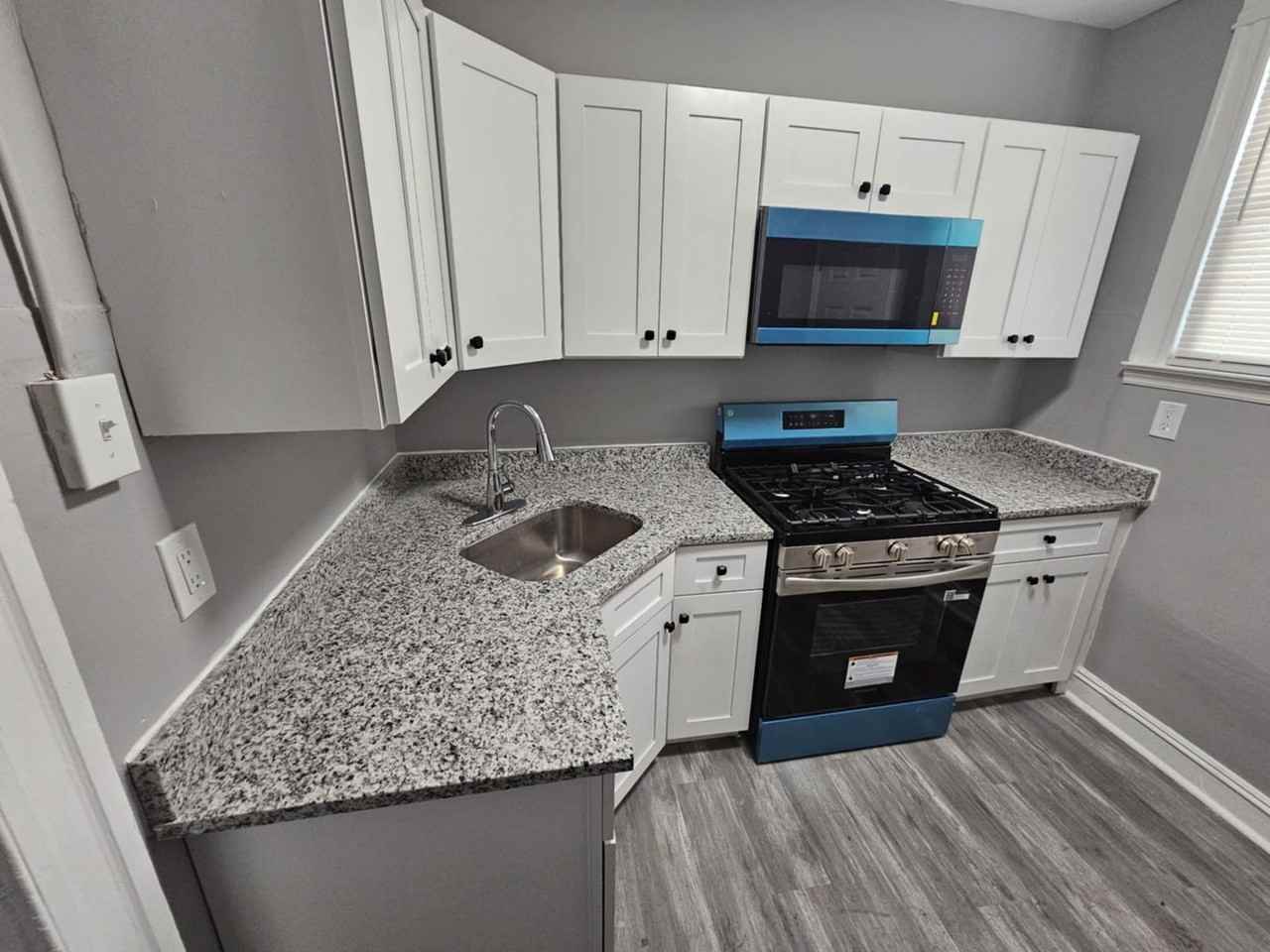 3016 Kenyon Ave - Photo 5 of 14