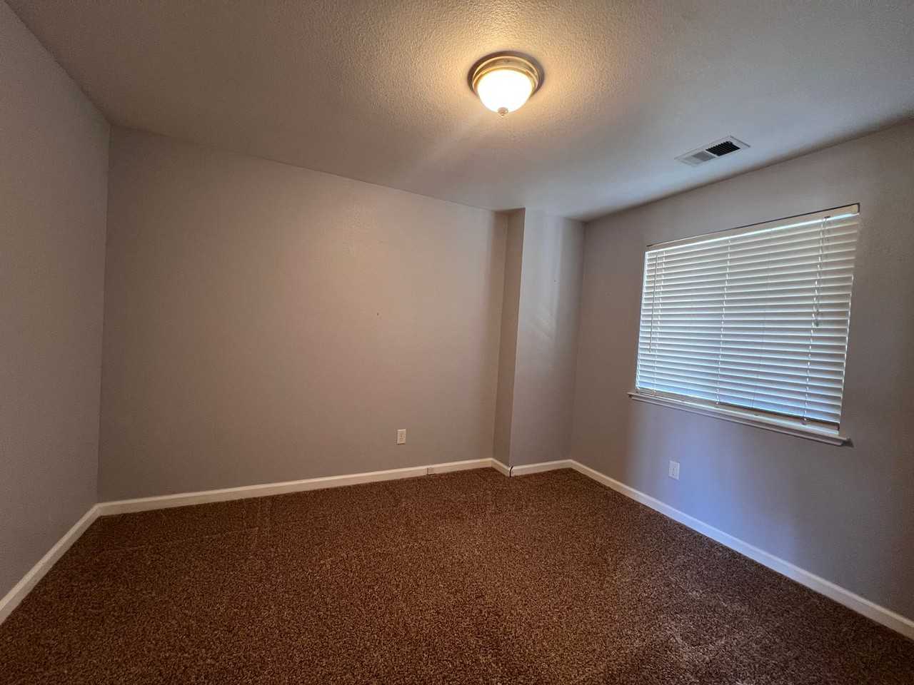 1332 Windsor Dr - Photo 3 of 27