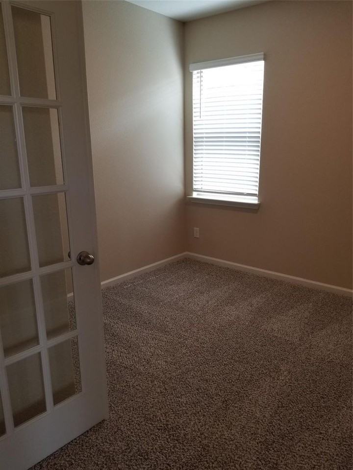 240 Elam Dr - Photo 4 of 14