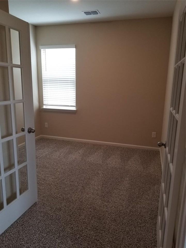 240 Elam Dr - Photo 5 of 14