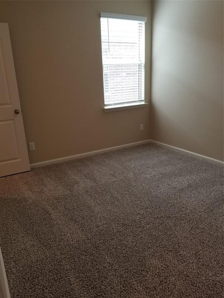 240 Elam Dr - Photo 6 of 14