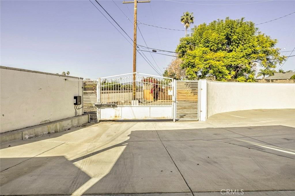 13329 Strathern St - Photo 3 of 25