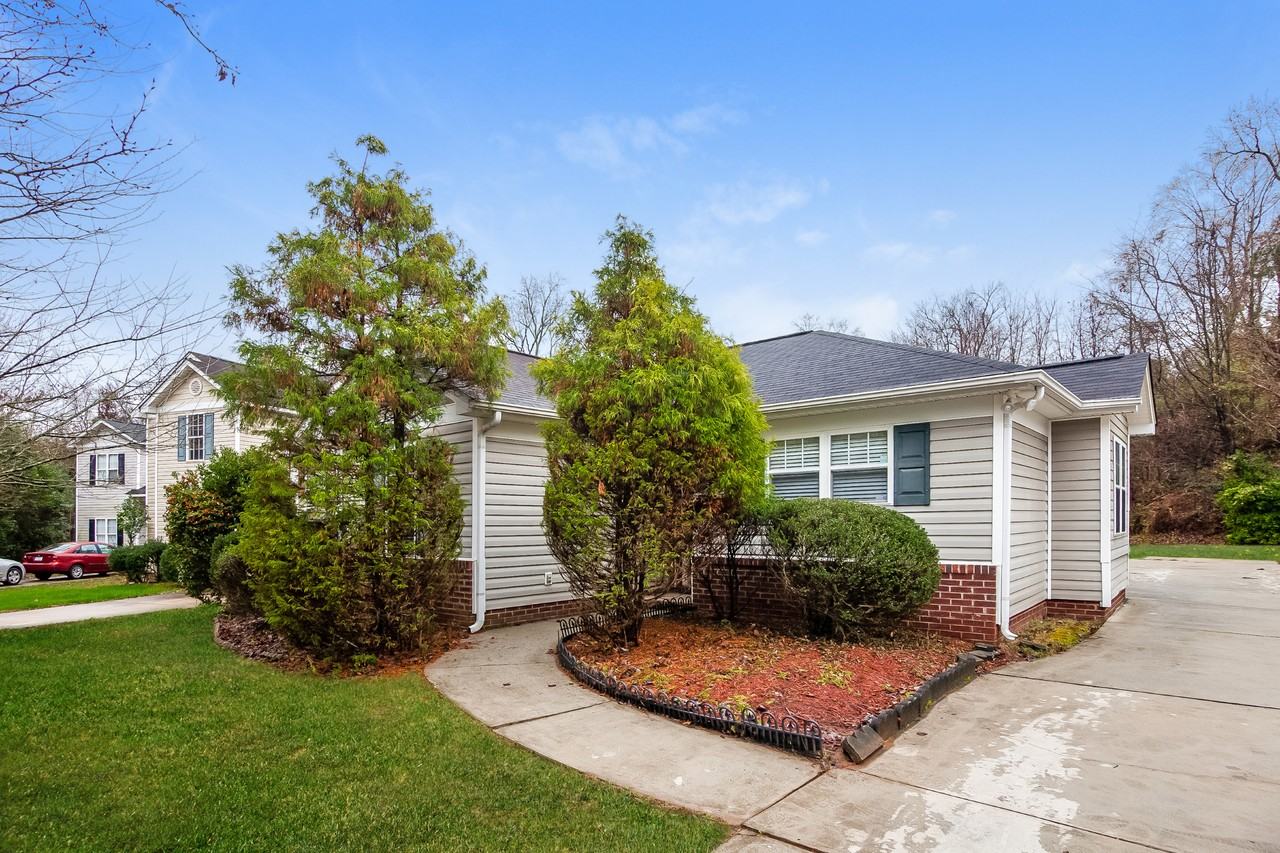 3827 Bullard St - Photo 3 of 16