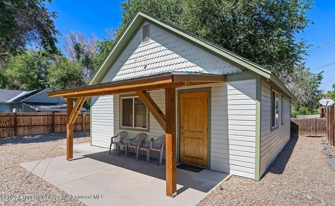 525 Colorado St - Photo 2 of 10