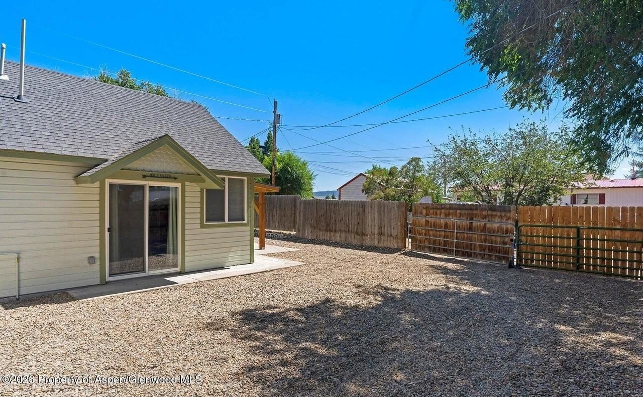 525 Colorado St - Photo 3 of 10