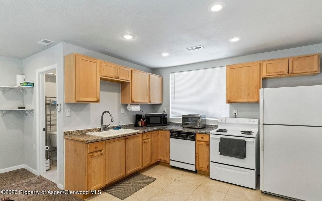 525 Colorado St - Photo 4 of 10