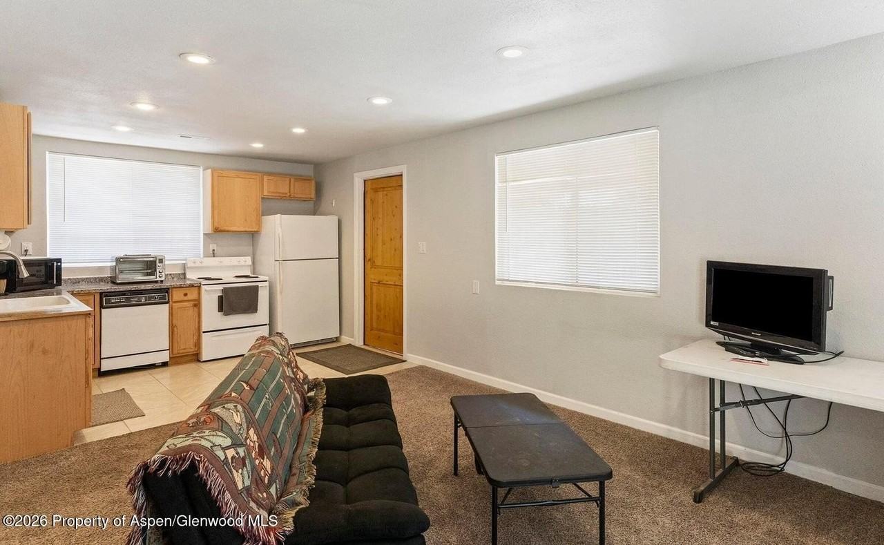 525 Colorado St - Photo 6 of 10