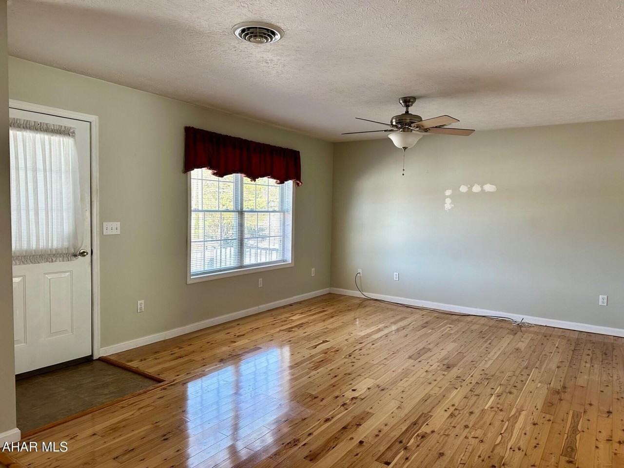 1210 Imlertown Rd - Photo 5 of 15