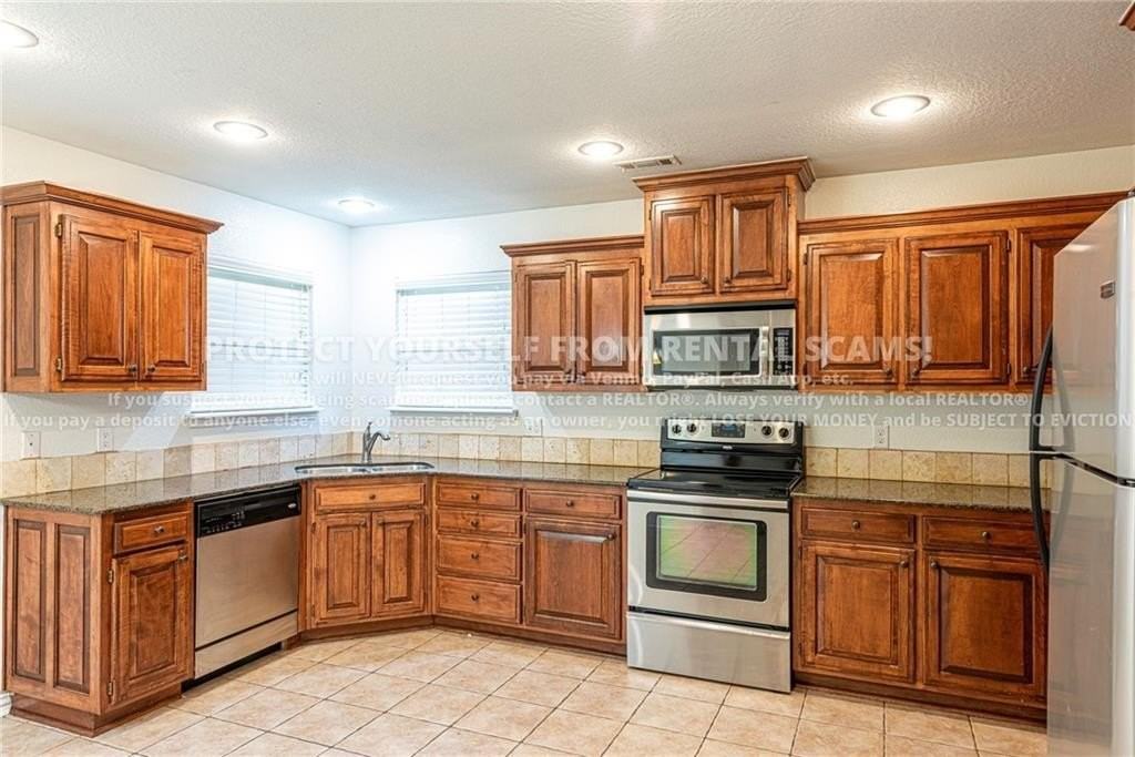 1689 N Oakhaven Pl - Photo 5 of 16