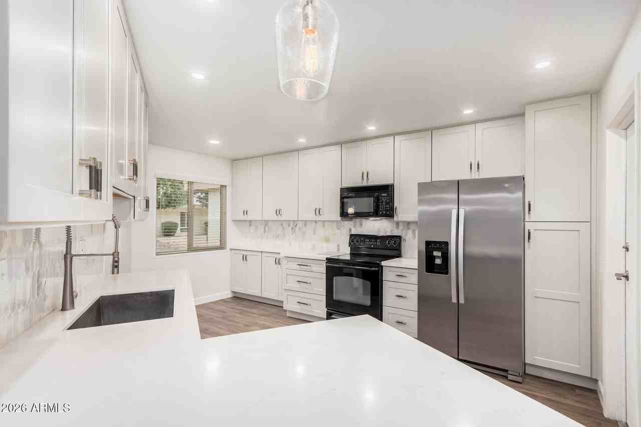 16635 N 103rd Ave - Photo 7 of 30