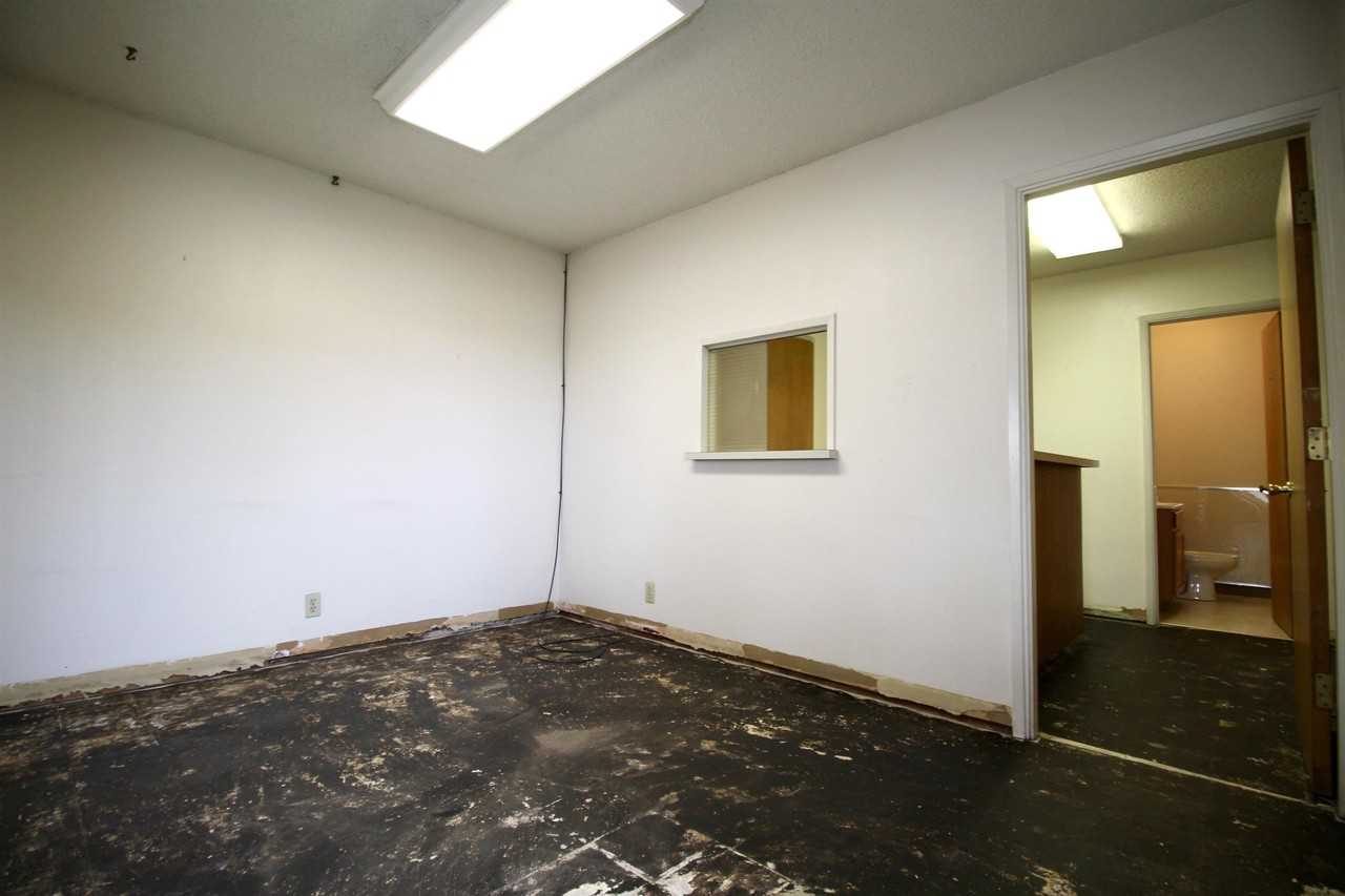 15845 Channel St - Photo 4 of 22