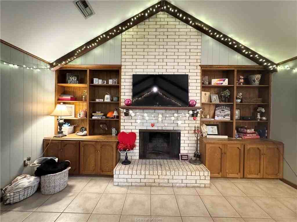 1212 Glade St - Photo 3 of 19