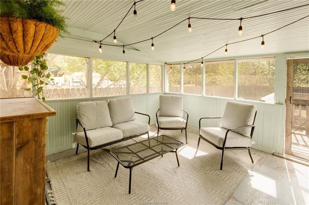 307 W 30th St - Photo 3 of 26