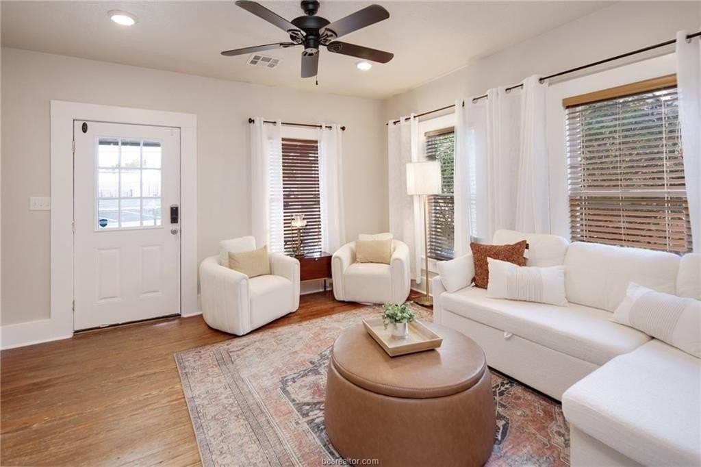 307 W 30th St - Photo 5 of 26