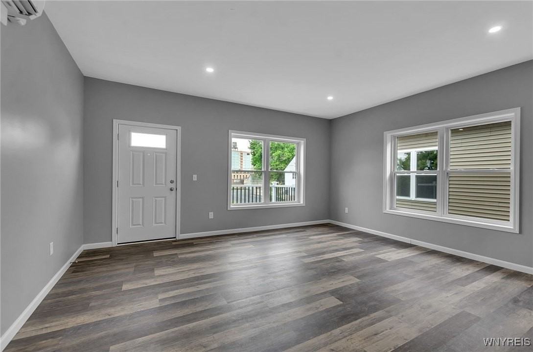 140 Seymour Street unit: Upper - Photo 4 of 21