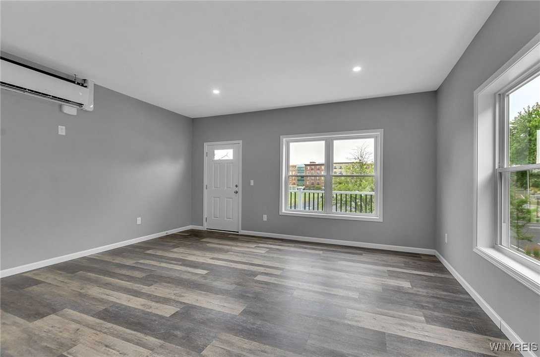 140 Seymour Street unit: Upper - Photo 5 of 21