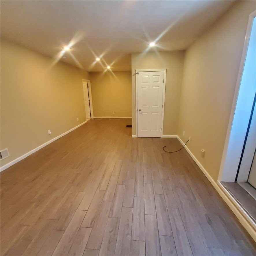 256 E 14th St - Photo 4 of 9