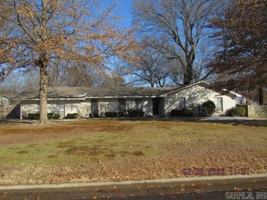 featured image of 10 Red Oak Dr