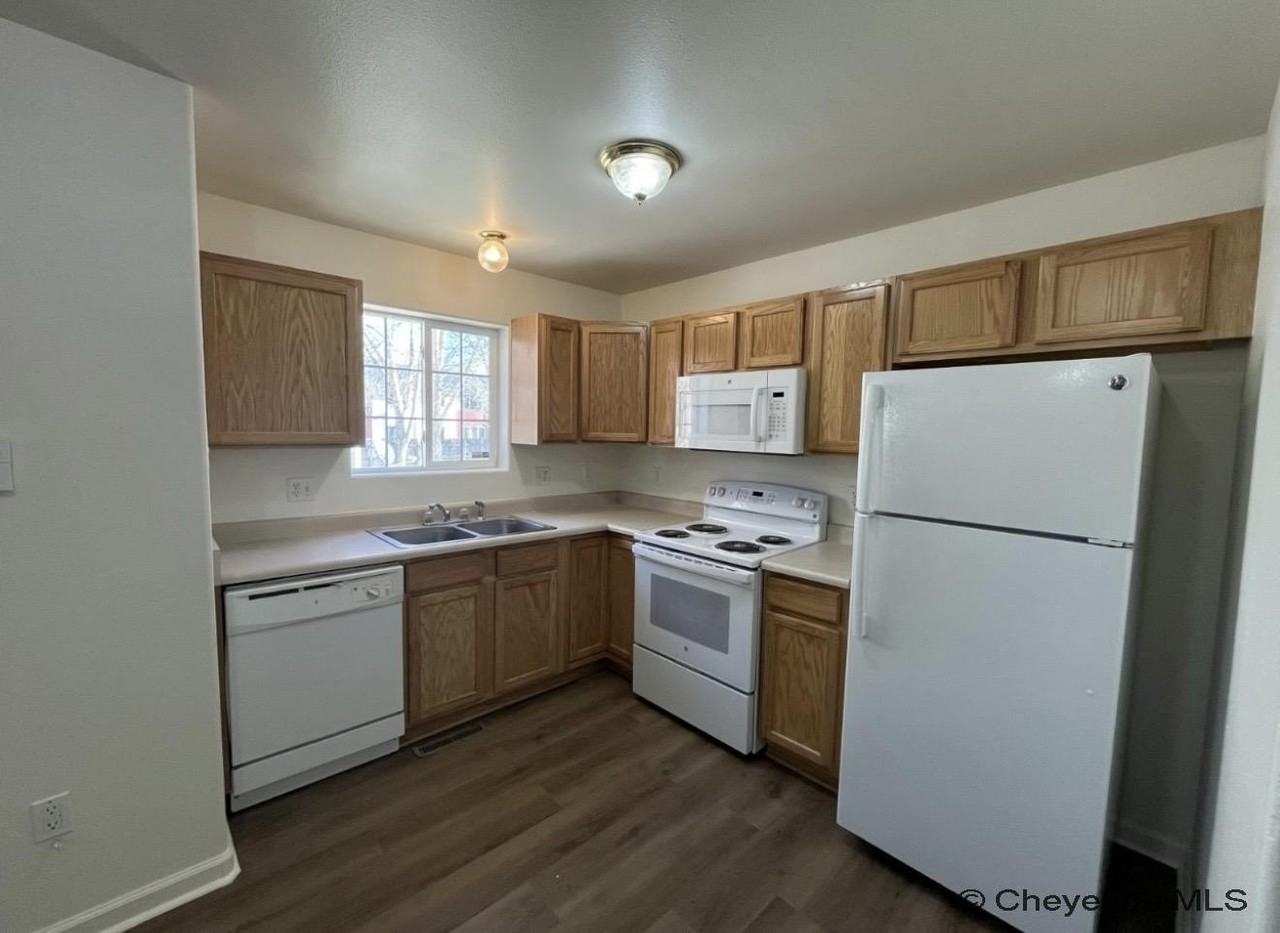 3820 Gregg Way #C - Photo 3 of 12