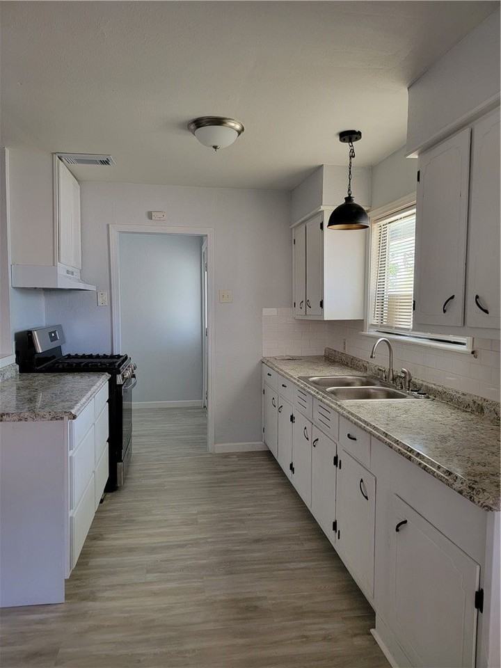 1522 Cambridge Dr - Photo 4 of 13