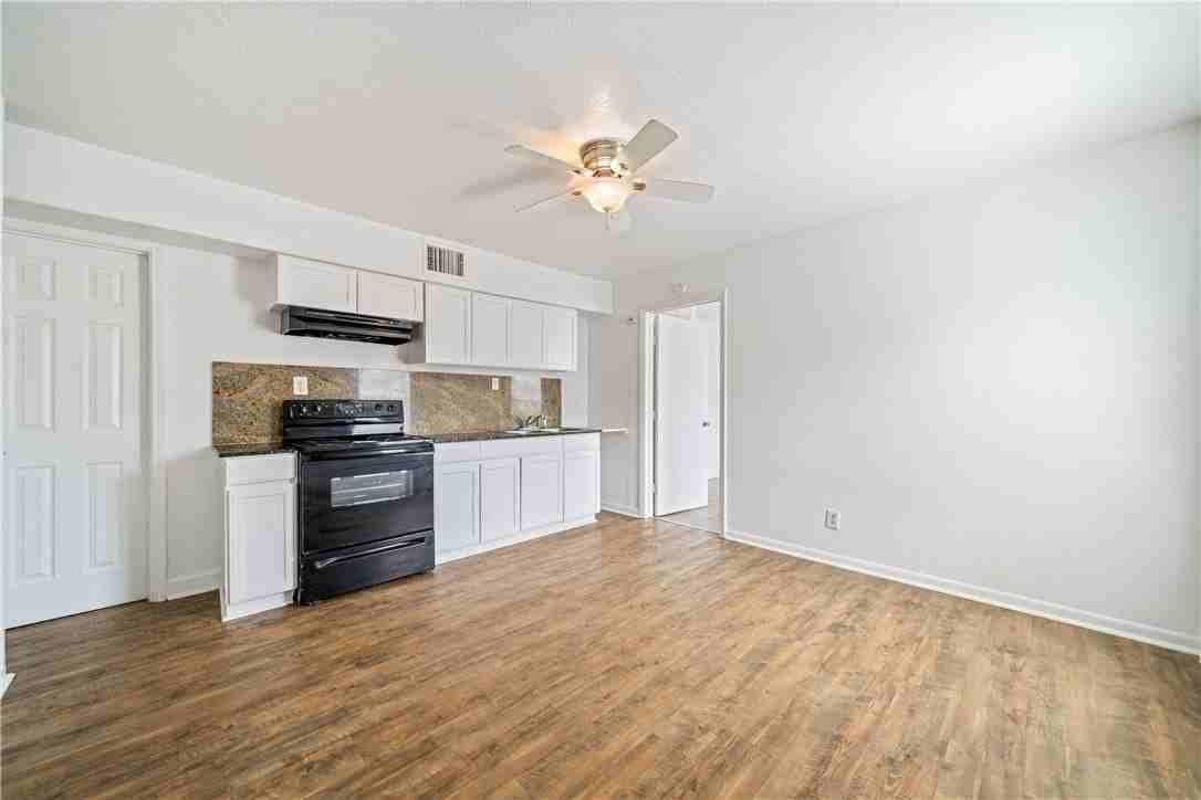 901 Furman Ave Apt F #F - Photo 4 of 13