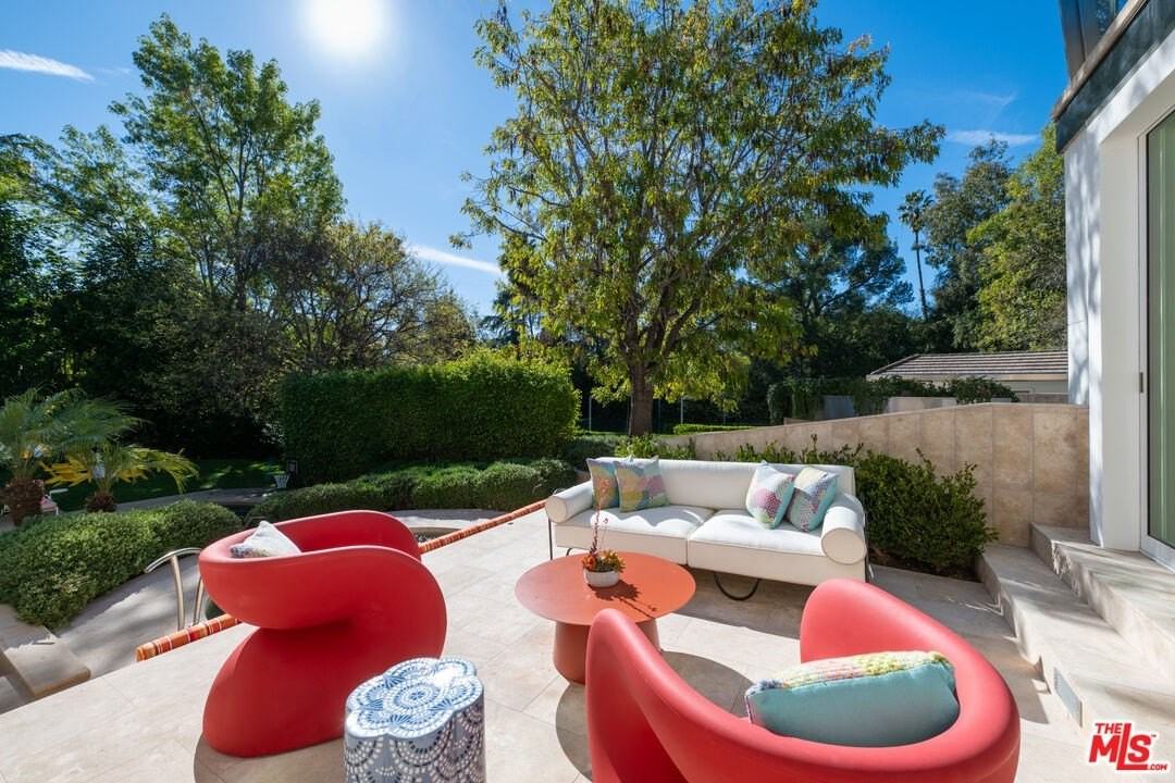 661 Doheny Rd - Photo 4 of 33