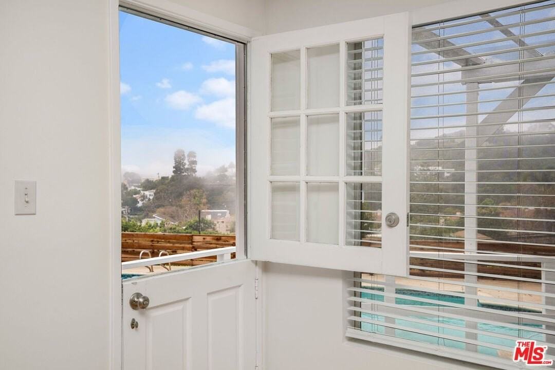 547 Stassi Ln - Photo 6 of 31