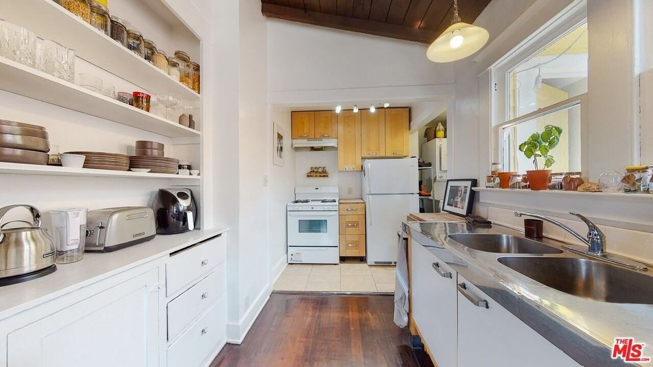 402 N Venice Blvd Apt B #B - Photo 2 of 6