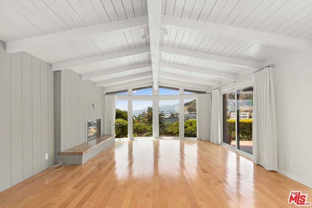 117 Ocean Way - Photo 4 of 19