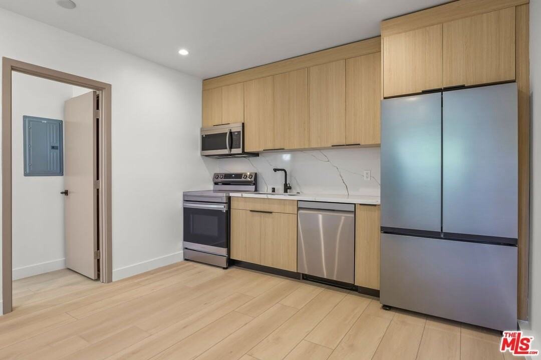 11010 Hortense St Unit 1/4 #1-4 - Photo 5 of 14