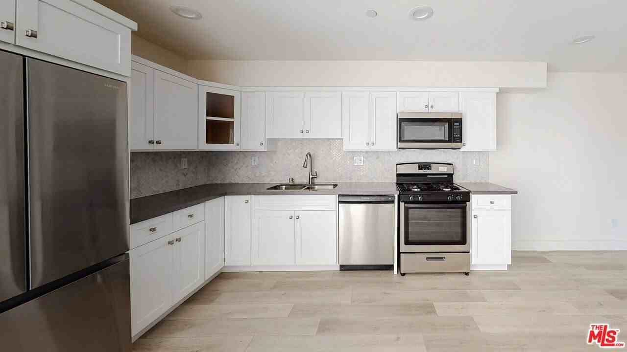 953 N Mariposa Ave Unit 1/2 #1-2 - Photo 2 of 39