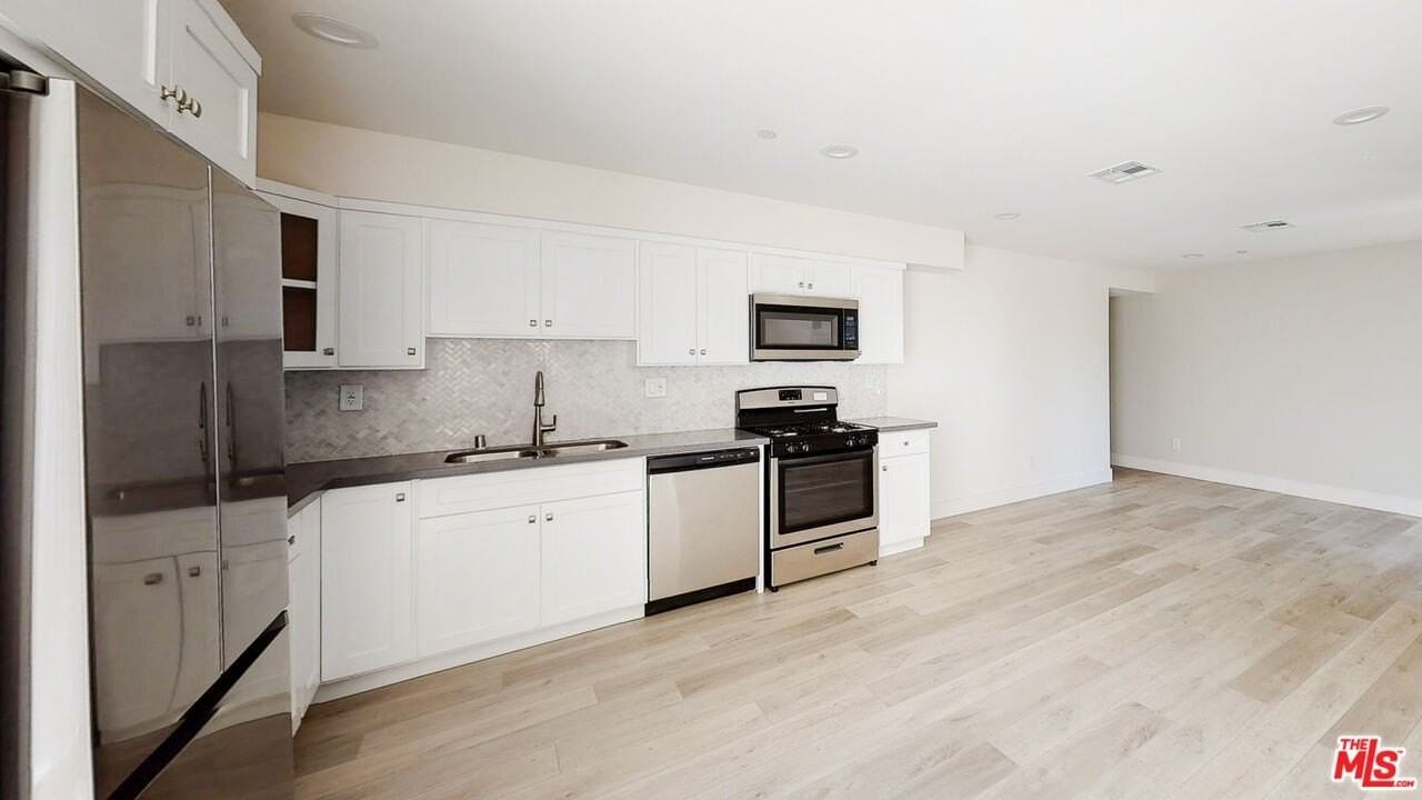 953 N Mariposa Ave Unit 1/2 #1-2 - Photo 4 of 39