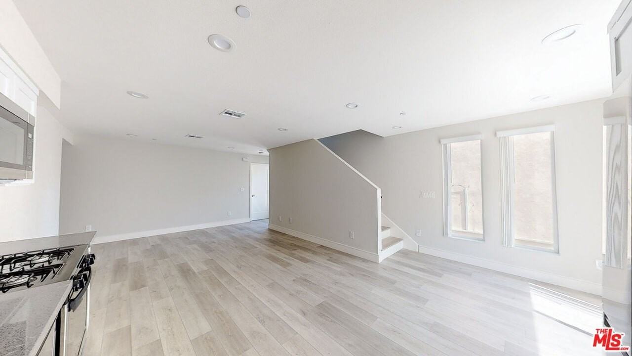 953 N Mariposa Ave Unit 1/2 #1-2 - Photo 7 of 39