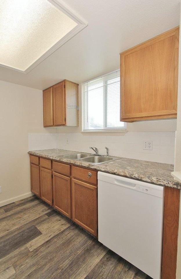 527 N Moffatt Ave #1 - Photo 4 of 19