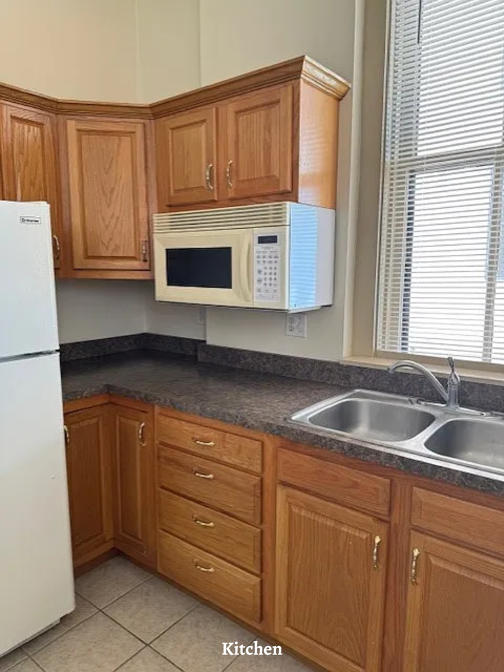 409 6th St #B - Photo 4 of 14