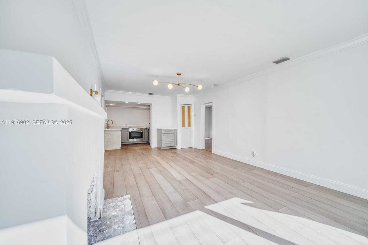 845 Ne 119th St - Photo 2 of 28