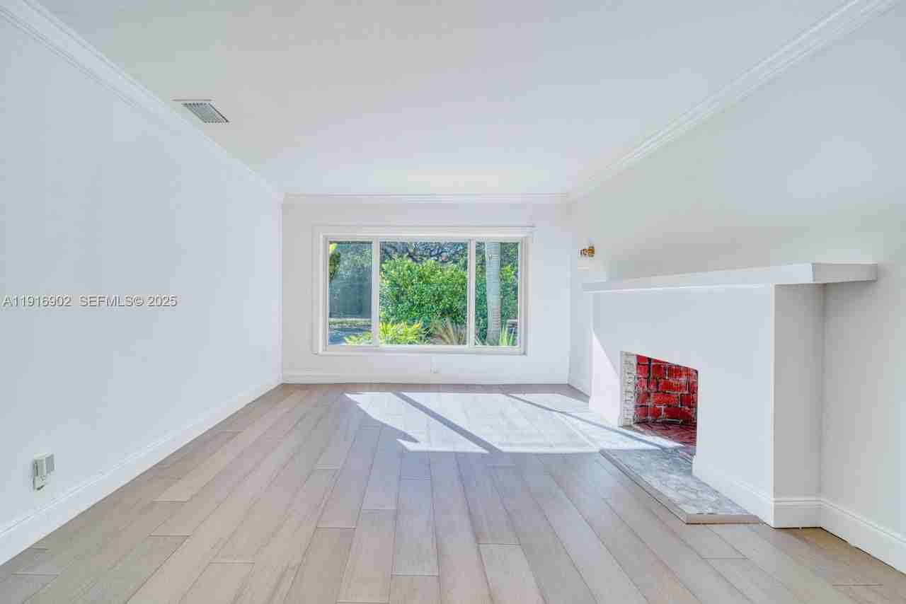 845 Ne 119th St - Photo 3 of 28