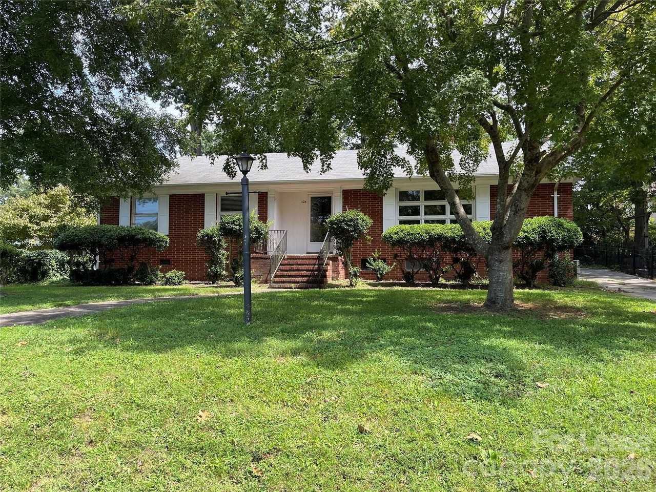 1104 Belvedere Dr - Photo 3 of 15