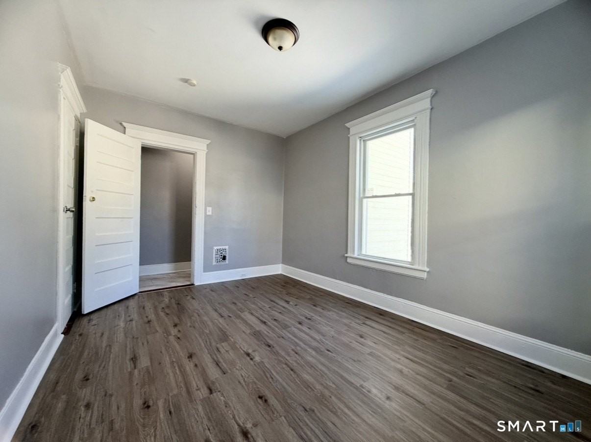 119 Sherwood Ave - Photo 4 of 6